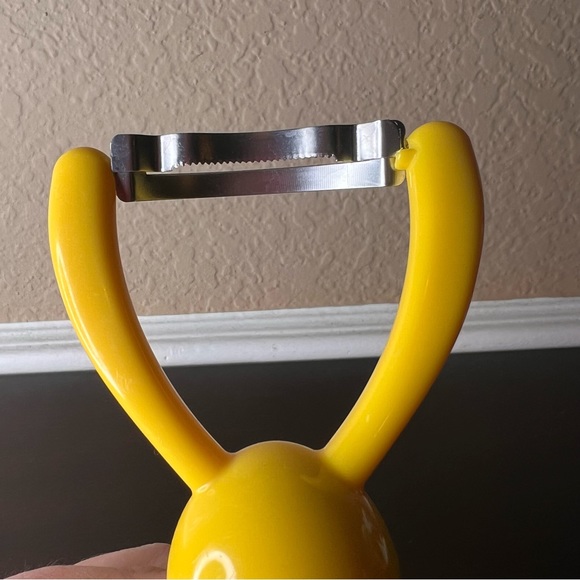 Vintage Boston Warehouse Bunny Rabbit vegetable Peeler, Sunny Yellow Lime Green - Picture 6 of 8